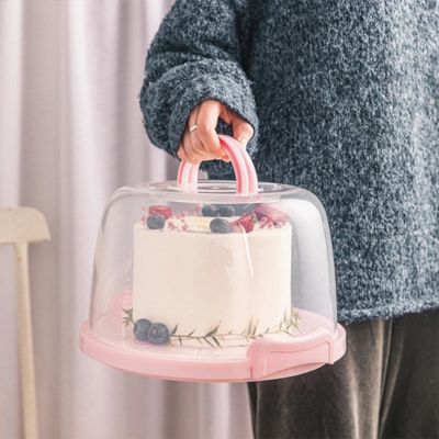 boite à gateau - femme portant la boite