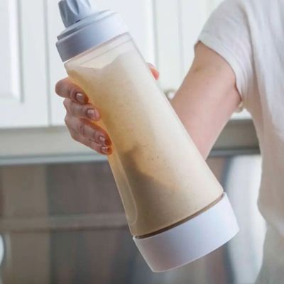 shaker_femme prend en main la bouteille
