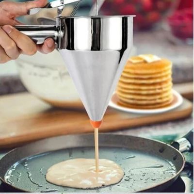 entonnoir à piston - une femme verse la pâte crêpes dans la poêle