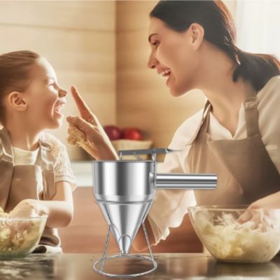 entonnoir à piston- mere et sa fille préparant la pâte avant de la mettre dans l'entonnoir