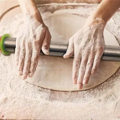 rouleau-patisserie-mains qui utiisent le roueeau