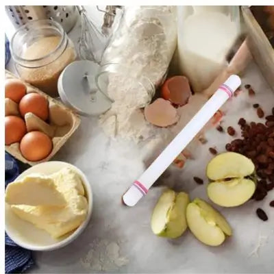 rouleau_a_patisserie_-_rouleau_parmi_des_ingredients