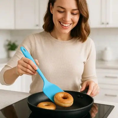 spatule_-_femme_retourne_un_beignet