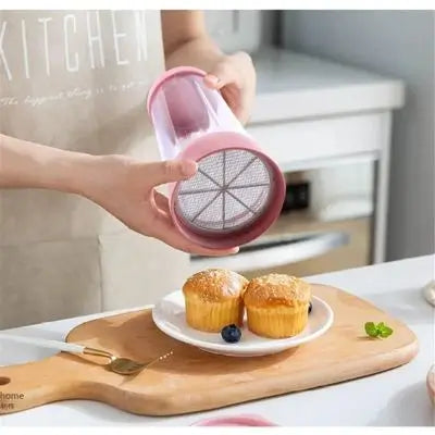 tamis_cuisine_-_femme_tamise_du_sucre_