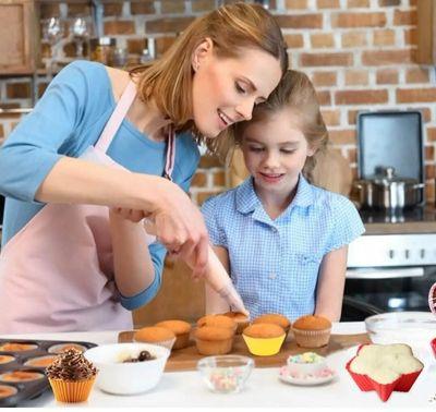 MOULE SILICONE - mère et fille décorant des petits gateaux