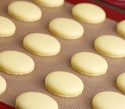 TAPIS DE CUISSON-macarons préparés pour la cuisson